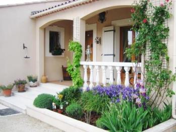Ferienhaus in Provence mit Pool bei St. Remy / Der kleine Vorgarten neben der Eingangstr
