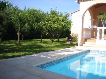 Ferienhaus  Provence mit Pool bei St. Remy de Provence / Pool und Liegewiese 